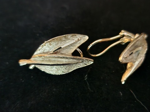 Gold toned Leaf Ear rings clip